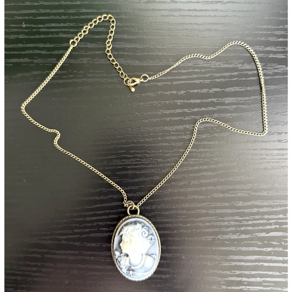 Vintage Black White Cameo Necklace Lady Rose Oval Pendant Gold Tone 20”